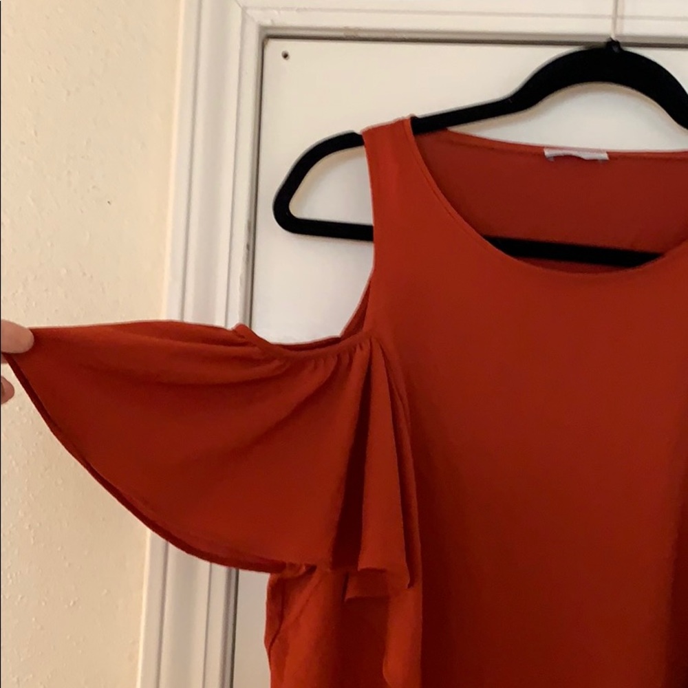 Cut Out Shoulder Top - Picture 2 of 4